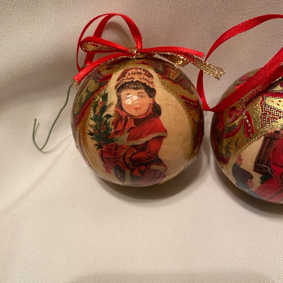 Vintage Set of 4 Victorian Old World Paper Mache Christmas Ornaments Balls - Picture 5 of 6